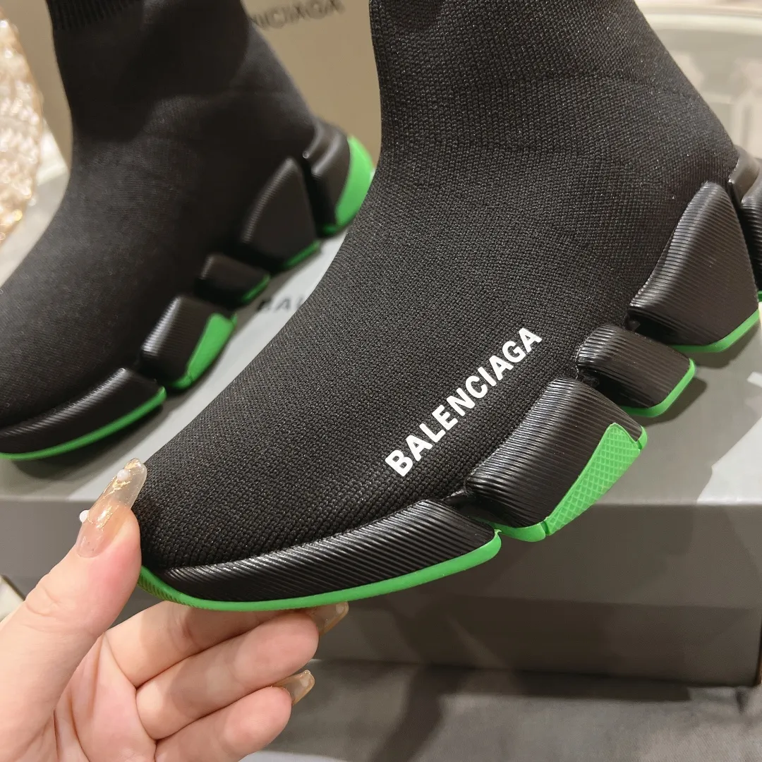 👟👟Ex-factory price 520👟👟 【Balencia**】The latest ✅SPEED2.0 multi-compression molded combination outsole from Paris* ✅ ⚠️Balencia’s top couple socks and shoes❗️ 🌟Original purchase and development! The top version on the market, with upgraded quality, every detail including packaging is compared to ZP! Newly upgraded TPU vacuum molded combination outsole! More comfortable and easy to wear! 3D knitted fabric is breathable and does not deform! The logo is the same as the original one, please distinguish it from the market currency! ⚠️Balenciaga’s latest packaging! 🔸Couple size SIZE: 35-42 (can be customized from 41)